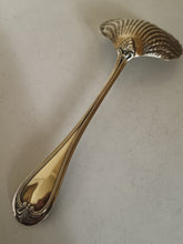 Charger l'image dans la galerie, Maître orfèvre Jean Granvigne à Paris 1868 à 1910 , fine pelle à fraise en argent massif premier titre. Décors coquille qualitée exceptionnelle ! 100g
