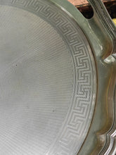 Charger l&#39;image dans la galerie, Grand plateau festoné et guilloché en argent massif. Autriche Hongrie fin XIXÈME poinçon titre argent 0.750 en parfait état poids 1200g
