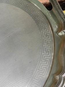 Grand plateau festoné et guilloché en argent massif. Autriche Hongrie fin XIXÈME poinçon titre argent 0.750 en parfait état poids 1200g