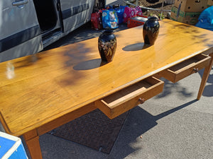 Grande table de ferme en noyer massif , d'époque Directoire. Avec deux tiroirs et en parfait état.