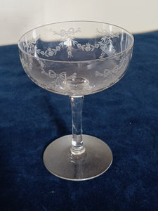 Belle coupe à Champagne en cristal gravé à l'acide. Solitaire , début Xxème