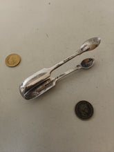 Charger l'image dans la galerie, Petite pince à sucre en métal argentée , Anglais début XXÈME
