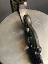 Charger l'image dans la galerie, Exceptionnelle grande chane Valaisanne en étain.  D'époque Art déco . Fabriqué et gravé par A Wallner en 1931 . Probablement un artiste autrichien des école d'art de Vienne

