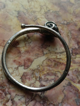 Charger l'image dans la galerie, Bertrand Arthus &amp; Béranger à Paris orfèvre 1903-1911 . Magnifique bracelet bélier dans le style Gréco Romain. En argent massif 925 38g début XXème
