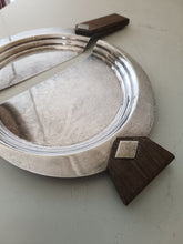 Charger l'image dans la galerie, Christofle Art déco, rare ramasse miettes en métal argenté et bois.
