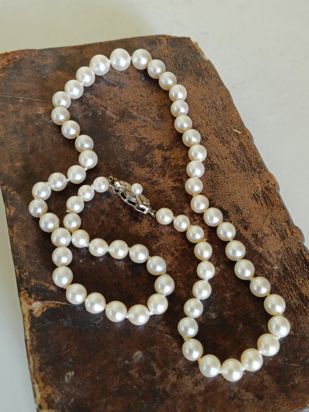 Collier dégradé de perles de culture rosée, avec fermoir en argent massif