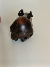 Charger l'image dans la galerie, Netsuke japonais souris à la châtaigne, en bois sculpté. Début XXÈME

