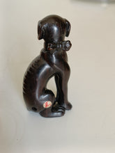 Charger l'image dans la galerie, Netsuke japonais, chien avec collier ruban et grelot en bois sculpté et signé . Début XXÈME
