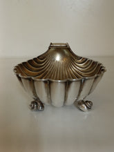 Charger l'image dans la galerie, Ravissante coquille de baptême en argent massif 0.800 . orfèvre Allemand F Berg ,fin XIXÈME début XXème, En parfait état.
