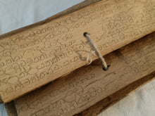 Charger l'image dans la galerie, Manuscrit bouddhiste, sud de l'Inde langage Kannada, probablement Xixème. Fait sur feuille de banane.
