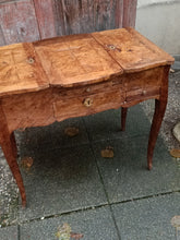 Charger l&#39;image dans la galerie, Coiffeuse d&#39;époque Louis XV XVIIIE rustique. Estampillé Rousseau avec jurande. 2 clés
