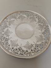 Charger l'image dans la galerie, Ravissant plat ajouré à gâteau style victorien en métal argenté Anglais.
