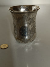 Charger l&#39;image dans la galerie, Gobelet en argent massif, ciselé début Xxème avec monogramme.
