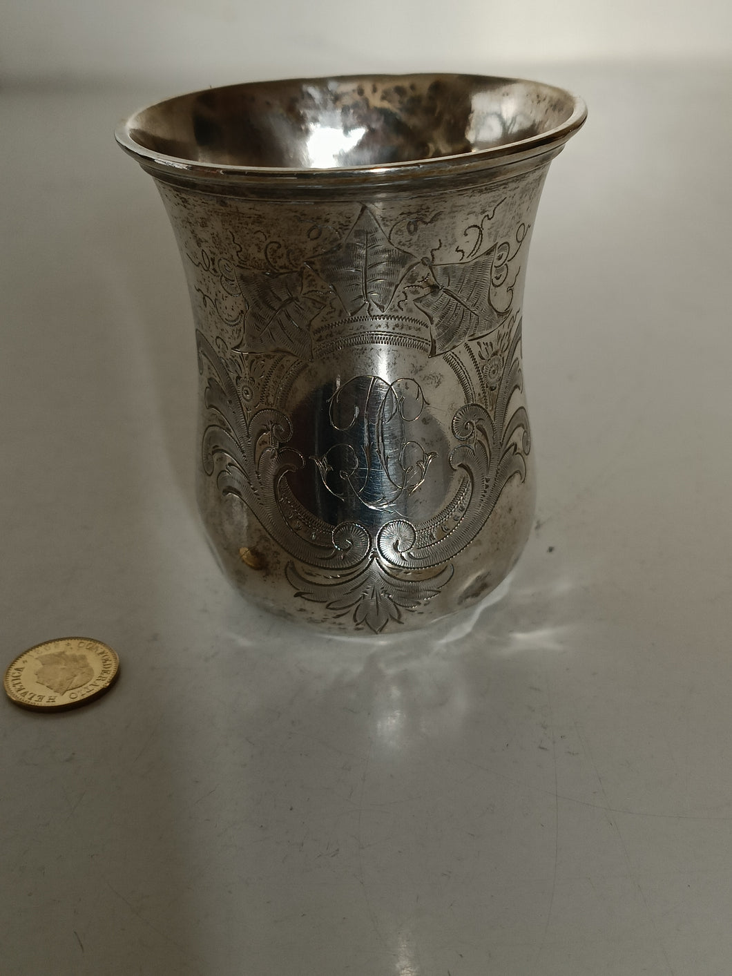 Gobelet en argent massif, ciselé début Xxème avec monogramme.