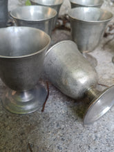 Charger l'image dans la galerie, Série de 10 calices à vin en étain, type capucin XVIIE, fabrication Italie de haute qualitée. Maître potier à identifier. Travail XXÈME
