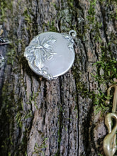 Charger l&#39;image dans la galerie, Médaillon en argent vers 1900 , femme à la lyre.
