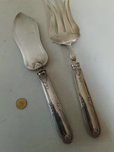 Charger l'image dans la galerie, Émile Puiforcat paire de service à pâtisserie manche en argent massif style Empire
