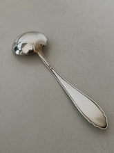 Charger l&#39;image dans la galerie, Jezler la reine petite louche à crème en argent massif 0.800 ,état presque jamais servie
