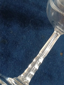Ravissant verre à vin en cristal gravé , milieu XXÈME,
