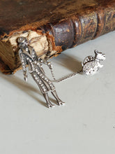 Charger l'image dans la galerie, Broche et pins  , la dame élégante au petite chien, en argent massif et strass.  Travail seconde moitié XXÈME.

