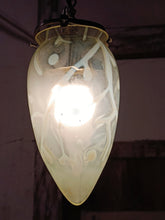 Charger l'image dans la galerie, Lampe suspension avec globe en verre soufflé art déco 1930. Fonctionne
