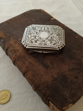 Charger l'image dans la galerie, Houbigant France boîte à poudrer et rouge à lèvres en argent massif, décors ciselé,avec son contenu
