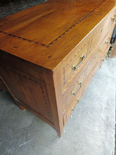 Charger l'image dans la galerie, Commode suisse d'époque Louis XVI en noyer massif , avec incrustations de marqueterie.
