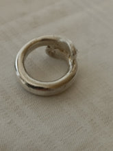 Charger l'image dans la galerie, Bague serpent création artiste inconnu, en argent massif, technique cire perdue. Dans le goût de la bague larmes de Tiffany.
