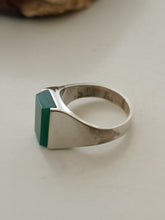 Charger l'image dans la galerie, Bague argent 0.800 rhodiée, et verre taillé de couleur.
