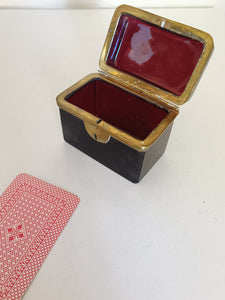 Ravissante boîte en cristal rouge , monture laiton. Milieu XIXE en parfait état.