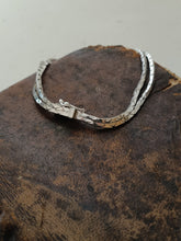 Charger l'image dans la galerie, Bracelet en argent 0.800 rhodié vers 1980, maille matelassé. Poinçon maître Stav , fabricant de bijoux à Jérusalem.
