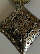 Charger l&#39;image dans la galerie, George W Shiebler 1846-1920 grand orfèvre américain , exceptionnelle cuillère à bonbons en argent massif doré et émail . Pièce de musée !
