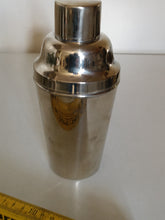 Charger l'image dans la galerie, Shaker en métal blanc milieu XXÈME
