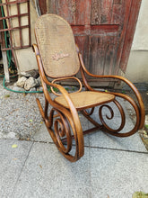 Charger l'image dans la galerie, Jacob Joseph Kuhn Rocking-Chair Viennois  fin XIXÈME, cannage à refaire mais utilisable.  Par Joseph Kuhn à Vienne
