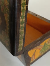 Charger l'image dans la galerie, Ravissant coffret craft 1920-1930 peint à la main avec ses motifs géométriques. Parfait état. Sans clé!
