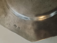 Charger l'image dans la galerie, Série de 6 dessous de plat en étain style XVIIE fabricant italien Giorgio Tabellini de haute qualité
