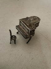 Charger l&#39;image dans la galerie, Ensemble salon en filigrane d&#39;argent massif , 6 pièces, avec un piano boîte
