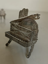 Charger l&#39;image dans la galerie, Ensemble salon en filigrane d&#39;argent massif , 6 pièces, avec un piano boîte
