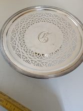 Charger l'image dans la galerie, Plat rond à gâteau en métal argenté anglais ajouré
