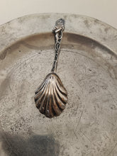 Charger l'image dans la galerie, Cuillère à sucre style baroque en argent 0.800 travail Allemand  XXÈME
