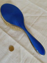 Charger l'image dans la galerie, Ravissante brosse à cheveux en argent massif Sterling Anglais , émail bleu guillochée. Avec un petit éclat. Début XXÈME
