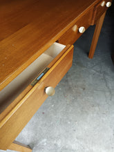 Charger l'image dans la galerie, Bureau design vers 1960, en noyer massif . Origine probablement Allemand ou Suisse .
