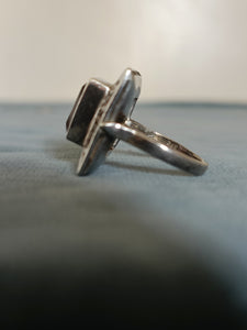 Bague femme vers 1920 en argent massif et améthyste taillée.