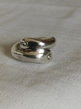 Charger l'image dans la galerie, Bague serpent création artiste inconnu, en argent massif, technique cire perdue. Dans le goût de la bague larmes de Tiffany.
