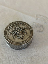 Charger l'image dans la galerie, Charmante petite boîte à pilules en argent massif, fin XIXÈME dans le style Louis XVI.
