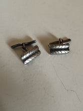 Charger l'image dans la galerie, Duvoisin père , maître bijoutier à Carouge, paire de boutons de manchette en argent vers 1960
