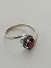 Charger l'image dans la galerie, Bague en argent massif et cristal taillé.

