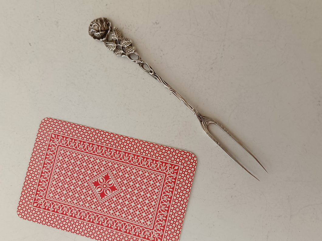 Pic à hors d'œuvre en argent massif Allemand , modèle rose Turc