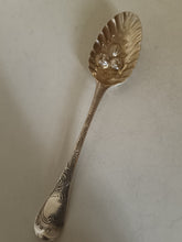 Charger l'image dans la galerie, Londres 1760 époque George III cuillère à baie en argent massif Sterling, dite "Berry Spoon " orfèvre RG à identifier
