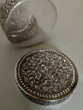 Charger l&#39;image dans la galerie, Petite boîte ronde en argent repoussé et guillochée, probablement région Turquie, Iran,
